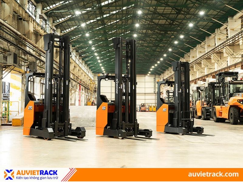 Xe n&acirc;ng Reach Truck