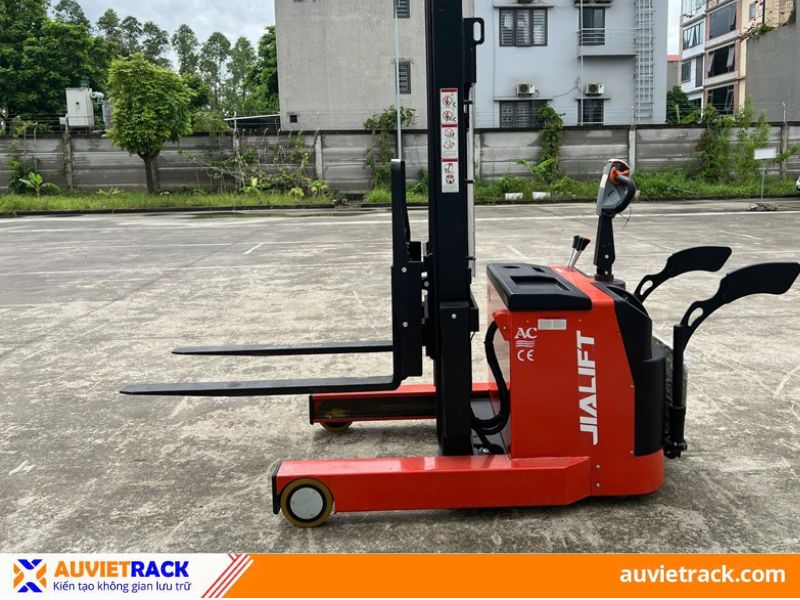 xe n&acirc;ng điện đứng l&aacute;i
